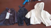 Beaucoup de vêtements pour bébés